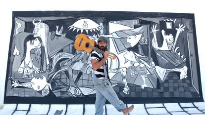El músico Miguel Campello, frente al 'Guernica' que ha pintado en su casa de Águilas (Murcia).