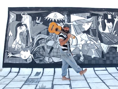El músico Miguel Campello, frente al 'Guernica' que ha pintado en su casa de Águilas (Murcia).