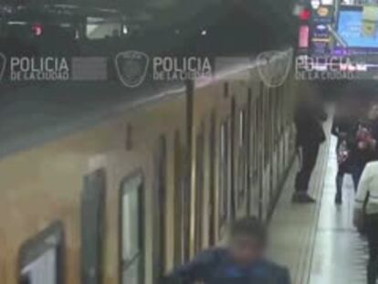 Así roban los ‘trepaventanas’ en el metro de Buenos Aires