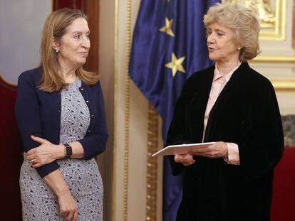 Ana Pastor y Soledad Becerril, en el Congreso de los diputados.