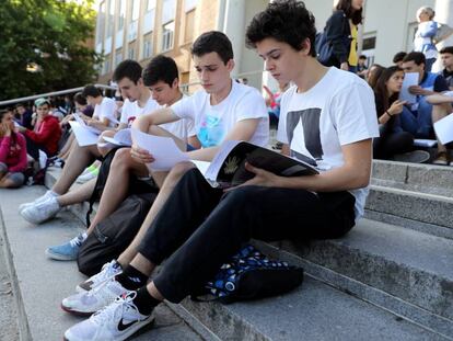 Ambiente en Ciudad Universitaria (Madrid) antes del examen de selectividad.