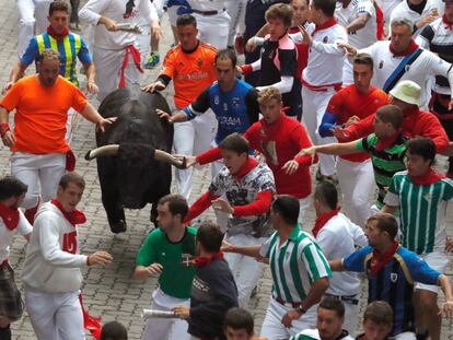 Un toro entre varios corredores, en el quinto encierro de los Sanfermines 2017. Vídeo: así ha sido el encierro. Javier Lizón EFE