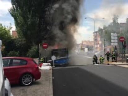Los bomberos intentan apagar el incendio del autobús de la EMT.