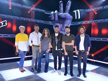 Tania Llasera, Jesús Vázquez, Malú, Pablo López, Juanes y Manuel Carrasco en el plató de ‘La Voz’.