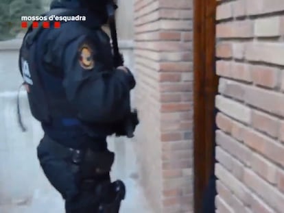 Así entraron los mossos a las casas de los terroristas en Barcelona y Ripoll