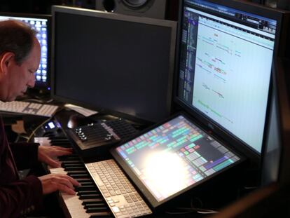 Hans Zimmer frente a su mesa de trabajo en el documental 'Score'.