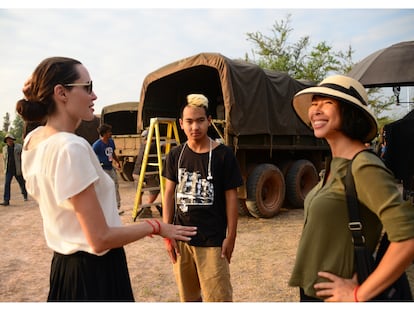 Tráiler de 'Se lo llevaron: recuerdos de una niña de Camboya'. En la foto, Angelina Jolie, Maddox y Loung Ung en el rodaje.