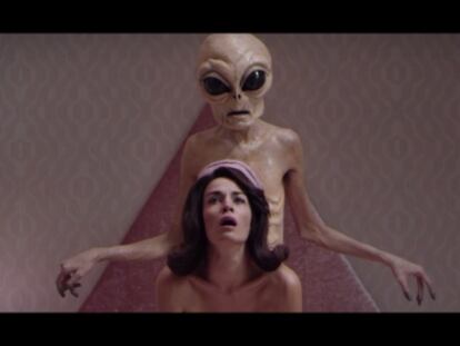 Jackie Kennedy con un extraterrestre: el polémico vídeo de Eduardo Casanova