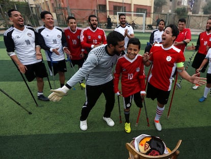 Varios miembros del equipo egipcio 'Miracle Team' celebran el cumpleaños de uno de sus jugadores.