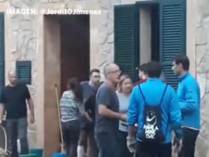 Rafael Nadal s’arremanga per treure aigua després de les pluges torrencials de Mallorca