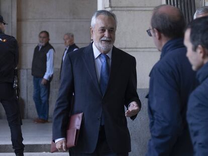 El expresidente andaluz José Antonio Griñán, este lunes en la Audiencia de Sevilla.