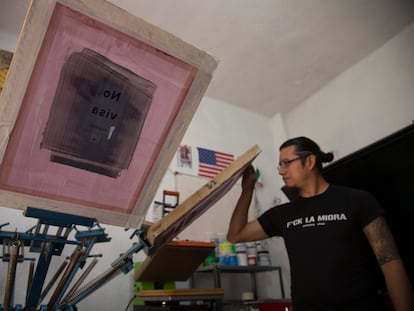 Diego Miguel María en el taller de serigrafía de deportados F*ck la Migra.