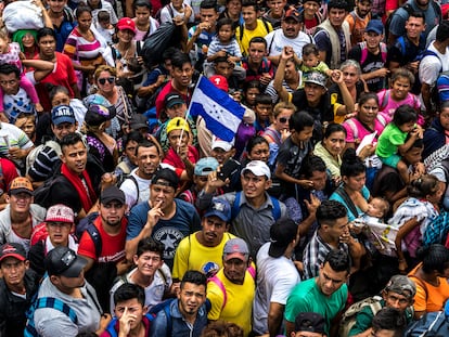 Panorama da caravana de imigrantes que cruzam a México.