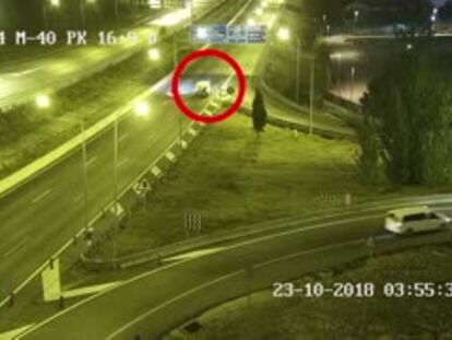El hombre fallecido circula por la M-40 agarrado a una furgoneta.