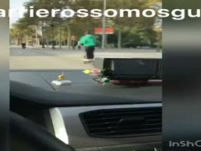 La pareja de jóvenes en patinete por la Diagonal.