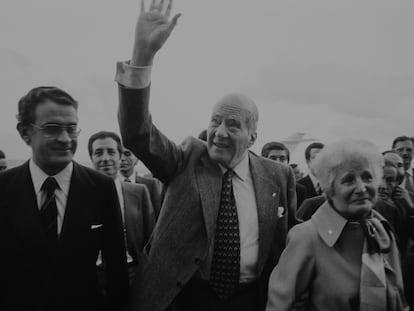 Josep Tarradellas, presidente de la Generalitat de Catalunya, a su llegada al aeropuerto de Madrid en 1977.