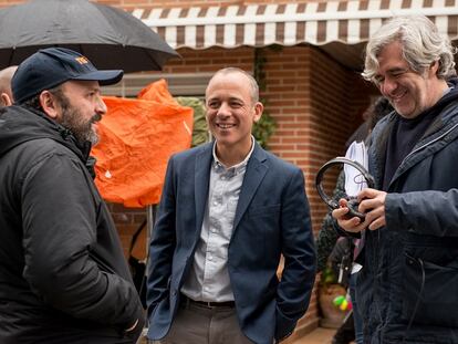 Desde la izquierda, Juan Cavestany, Javier Gutiérrez y Álvaro Fernández-Armero, en el rodaje de 'Vergüenza'.