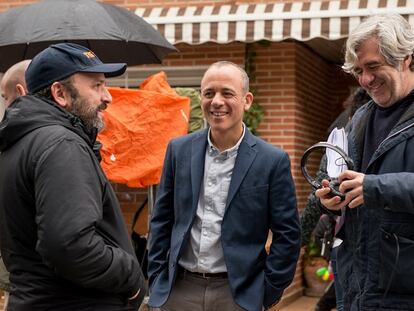 Desde la izquierda, Juan Cavestany, Javier Gutiérrez y Álvaro Fernández-Armero, en el rodaje de 'Vergüenza'.