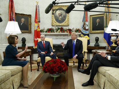 De izquierda a derecha: Nancy Pelosi, Mike Pence, Donald Trump y Chuck Schumer, este martes en el Despacho Oval.