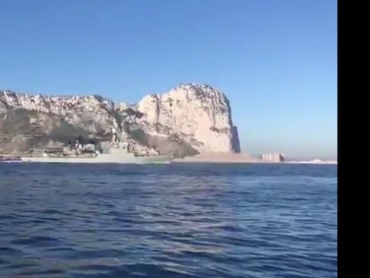 Captura del vídeo que muestra al patrullero español 'Infanta Elena' en el momento en el que pone el himno nacional junto a Gibraltar.