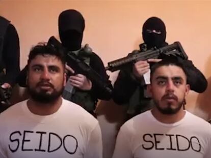 Armados con fusiles y con el rostro tapado, un cartel reivindica el secuestro de dos policías en México