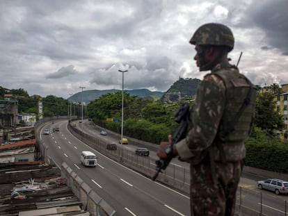 Soldado do exército patrulha a Linha Amarela, no Rio de Janeiro, em fevereiro deste ano.