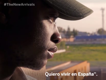 Malick mira por la ventana hacia el campo de fútbol de San Telmo, donde entrena el equipo Alma de África.