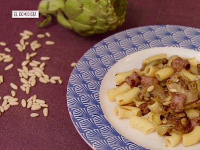 Pasta con alcachofas, salchichas y piñones: maravilla