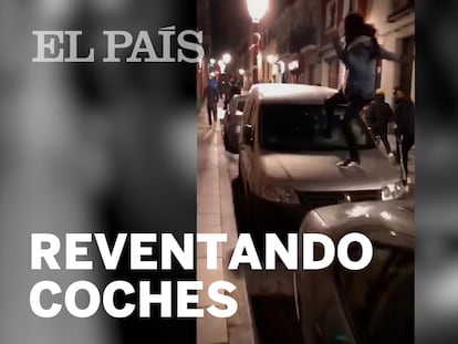 Un grupo de antisistema provocan destrozos en coches en el barrio madrileño de Lavapiés.