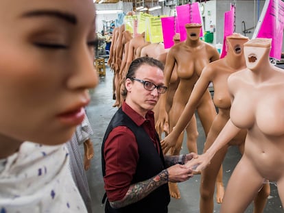 Matt McMullen, fundador de RealDoll, junto às bonecas em sua oficina de San Marcos.