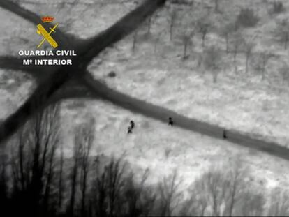 El helicóptero señala y los agentes en tierra detienen en plena noche