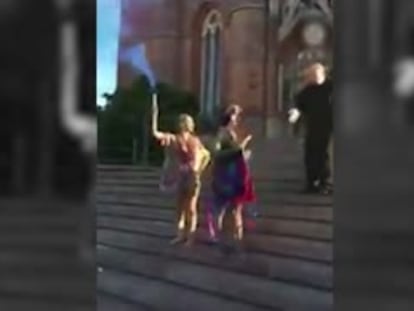 Un cura argentino patea a una joven que festejaba su graduación a las puertas de una catedral