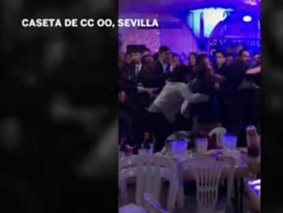 Momento en el que uno de los hombres golpea al otro con una silla de plástico.