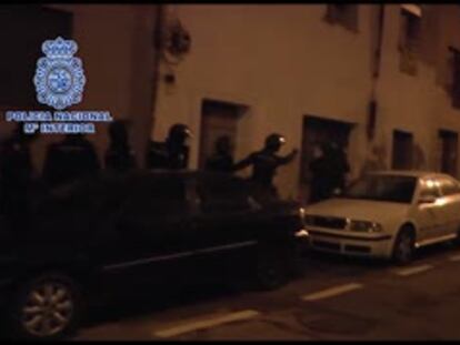 Imágenes cedidas por la Policía Nacional sobre la operación contra los sospechosos de participar en los incidentes de la cumbre del G-20 en Hamburgo.