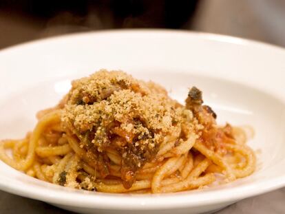 Toma pasta con le sarde y grita "¡viva Sicilia!"