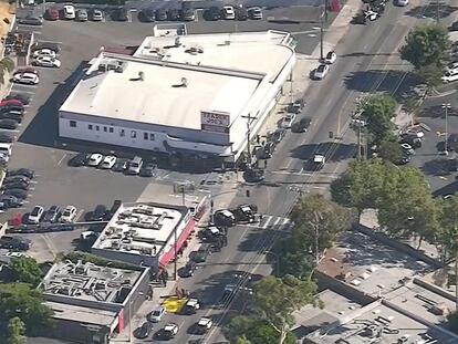 Un hombre dispara a su abuela y a su novia y se atrinchera en un supermercado de Los Ángeles
