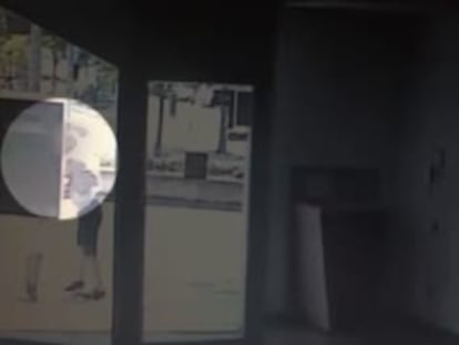 Un grupo de narcoasaltantes apalea a una víctima en la calle.