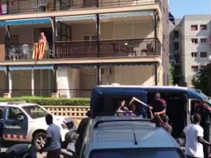 Un grupo de manteros se enfrenta a los Mossos en Salou tras dos
identificaciones