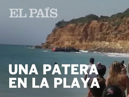 Llegada de la patera a la playa de la Barrosa (Chiclana, Cádiz), este domingo a mediodía.