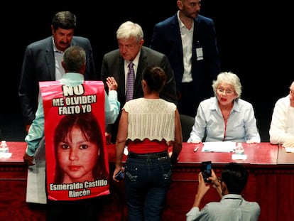 López Obrador dialoga con el padre de una víctima de desaparición.