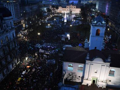 Protesta de profesores y estudiantes de las universidades públicas argentinas en la Plaza de Mayo, en Buenos Aires.