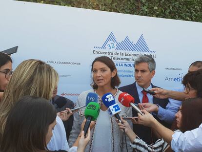 FOTO: La ministra de Industria, Comercio y Turismo, Reyes Maroto, en las jornadas de Telecomunicaciones en la UIMP Santander. / VÍDEO: Declaraciones de Maroto, esta mañana.