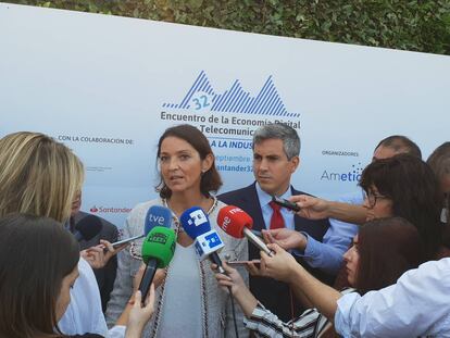 FOTO: La ministra de Industria, Comercio y Turismo, Reyes Maroto, en las jornadas de Telecomunicaciones en la UIMP Santander. / VÍDEO: Declaraciones de Maroto, esta mañana.