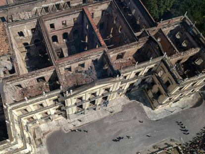 Vista aérea del museo calcinado.