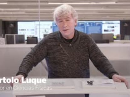Bartolo Luque, doctor en Ciencias Físicas, explica el libro 'Cien mil millardos de poemas'.