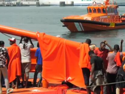 Un buque de Salvamento Marítimo llega al puerto de Algeciras (Cádiz) con 50 migrantes a bordo, este miércoles.