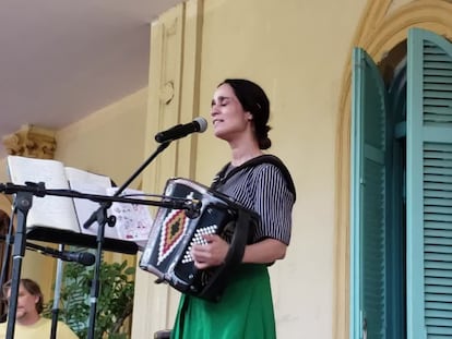 Julieta Venegas canta en la presentación de 'Cuentos que cuidan' en el Festival de Literatura Infantil en Buenos Aires.