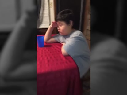 La emotiva reacción de un niño de nueve años al tomar su última pastilla de quimioterapia