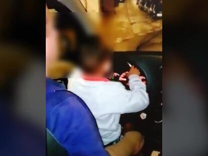 Detenido por dejar a un niño conducir un coche sentado en sus rodillas