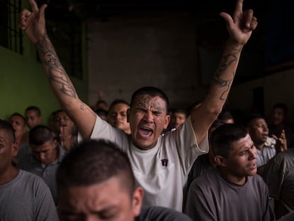 Un pandillero durante un oficio religioso en la cárcel de Gotera.
